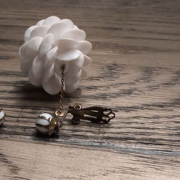 Vintage MCM Elegant White Floral Petal Ball Clip On Drop Earrings - Picture 6 of 9